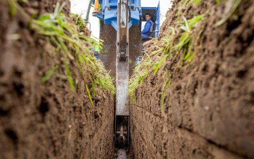 Drenāžas caurules izbūve tranšejā lauksaimniecības zemē