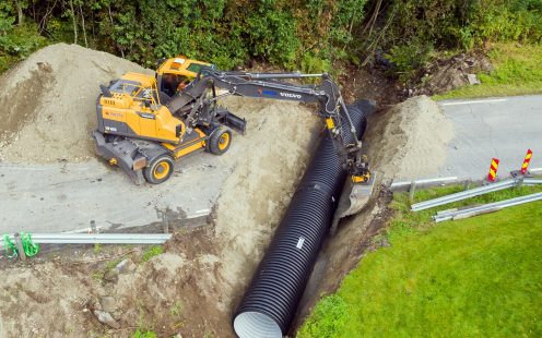 Liela diametra kanalizācijas caurules ieguldīšana ar tehniku infrastruktūras projektā