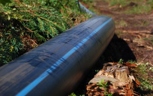 Pipelife HDPE spiedvadu caurule ar zilām garensvītrām drošai ārējai dzeramā ūdens apgādei objektā