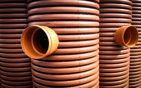 Drenāžas nosēdaka un kontrolaka ar pievienotām caurulēm un vāku