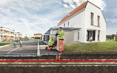 Du vyrai montuoja kabelių apsaugą