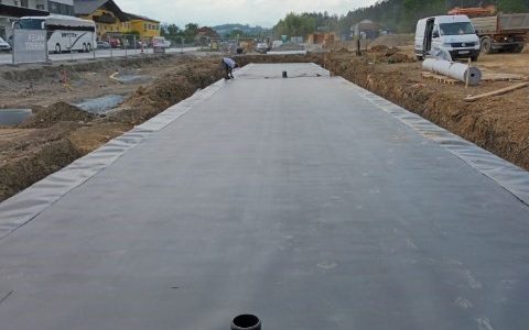 In Folie eingeschweißte Versickerungsboxen in Baugrube verlegt. 