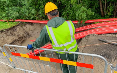 Strādnieks seko līdzi beztranšeju rakšanas metodes norisei, kurā izmanto HDPE caurules.