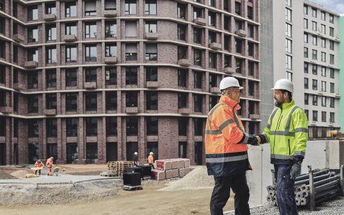 Būvniecības speciālisti un Pipelife inženieri infrastruktūras objektā