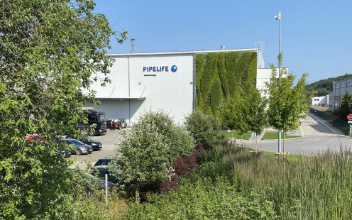 Ilgtspējīga zaļā siena pie Pipelife ražotnes, kas atspoguļo vides aizsardzības mērķus